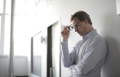 Un uomo riflette sul peso dello stress nella sua vita quotidiana. Con il giusto supporto psicologico a Massa-Carrara, è possibile trovare soluzioni per gestire l'ansia e lo stress.